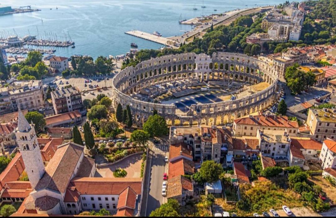 Studio Apartment City With Free Parking Pula Exteriér fotografie